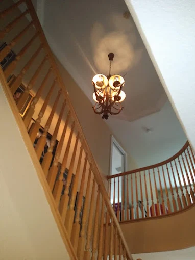 Foyer chandelier with stairway lighting